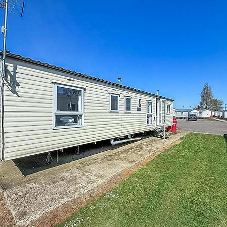 10 Berth Caravan For Hire At Seawick Holiday Park In Essex Ref 27102Sw Clacton-on-Sea Exteriör bild