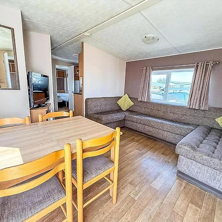 10 Berth Caravan For Hire At Seawick Holiday Park In Essex Ref 27102Sw Clacton-on-Sea Exteriör bild