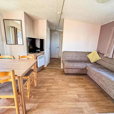10 Berth Caravan For Hire At Seawick Holiday Park In Essex Ref 27102Sw Clacton-on-Sea Exteriör bild