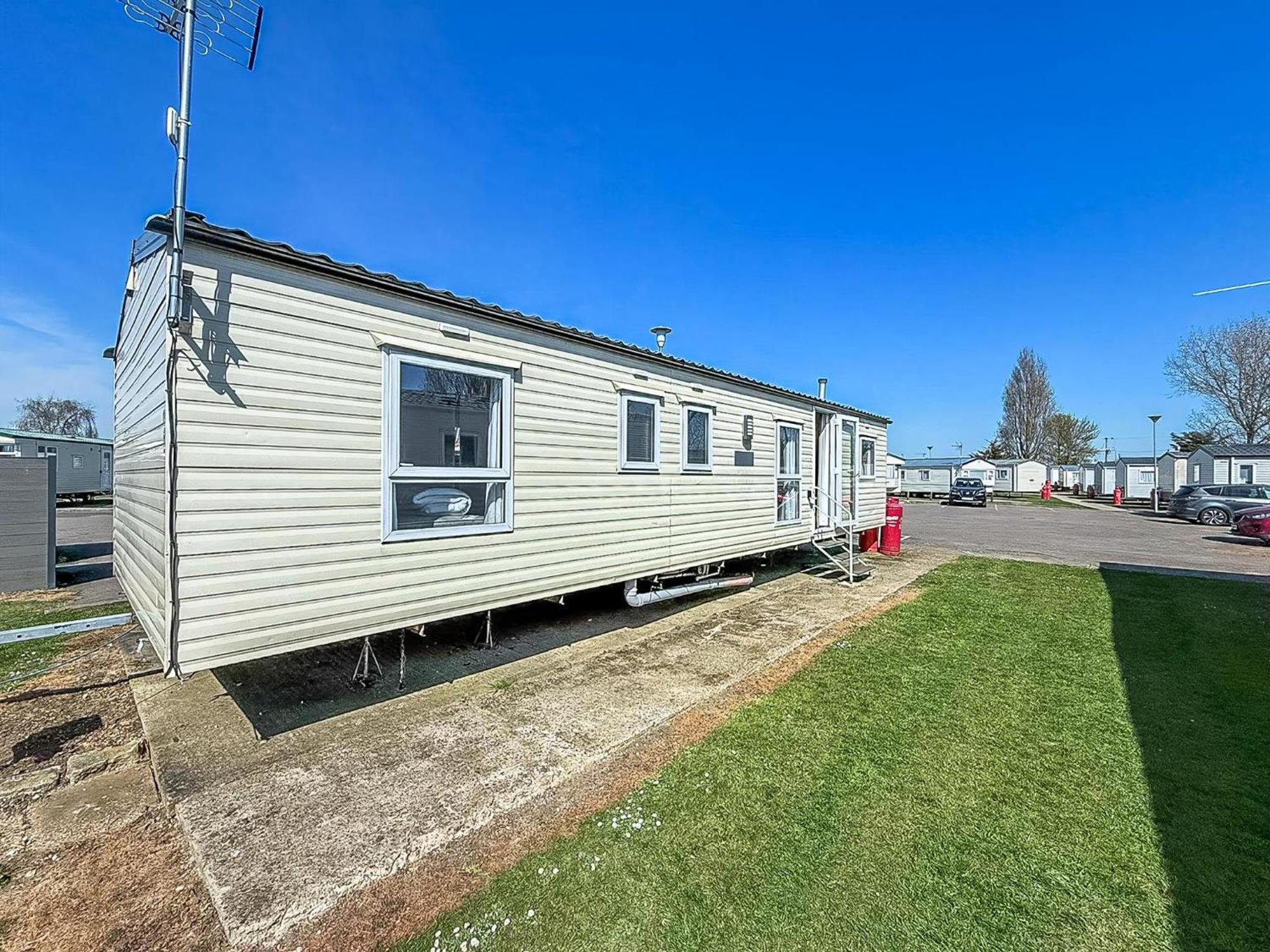 10 Berth Caravan For Hire At Seawick Holiday Park In Essex Ref 27102Sw Clacton-on-Sea Exteriör bild