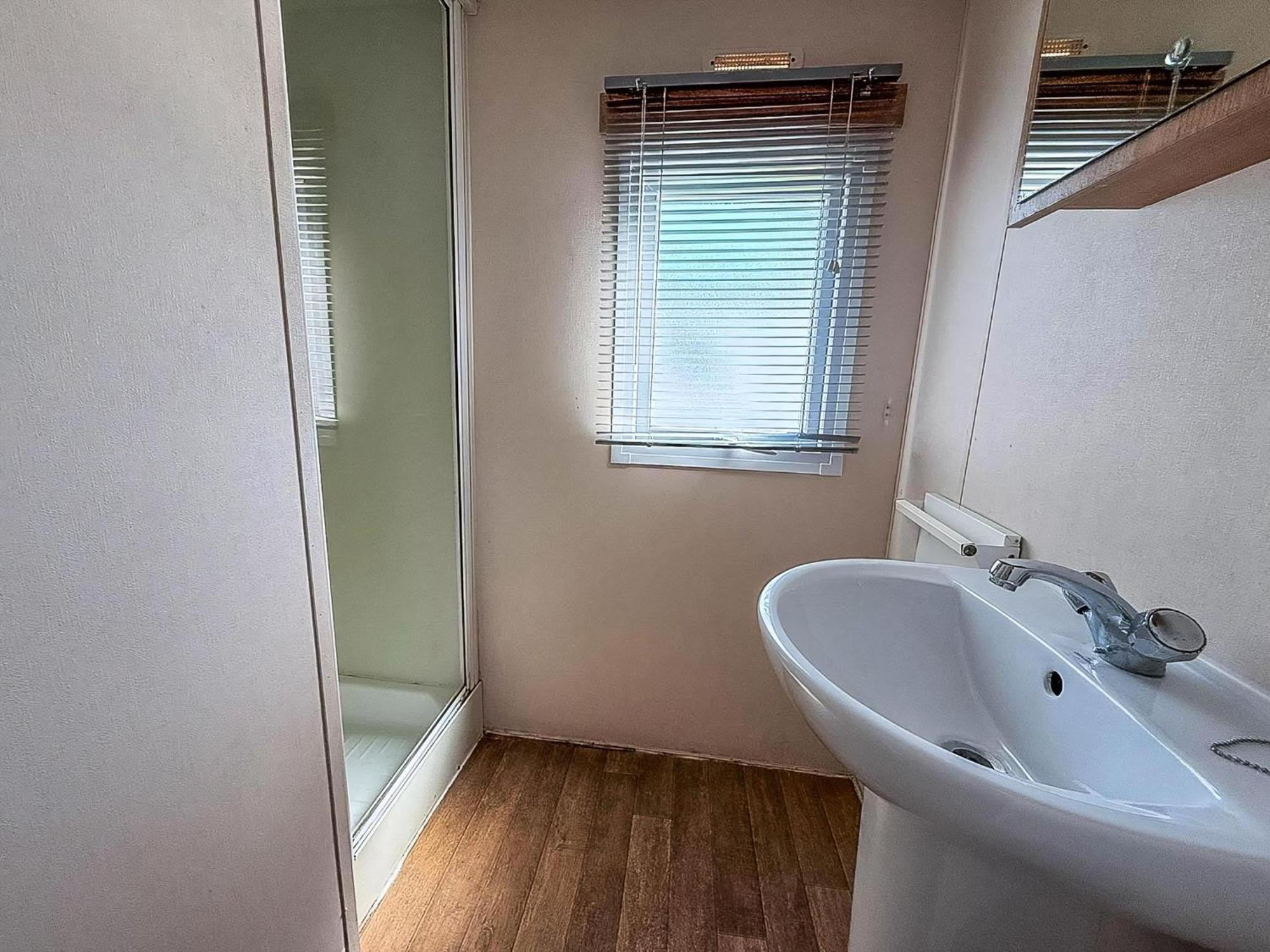10 Berth Caravan For Hire At Seawick Holiday Park In Essex Ref 27102Sw Clacton-on-Sea Exteriör bild