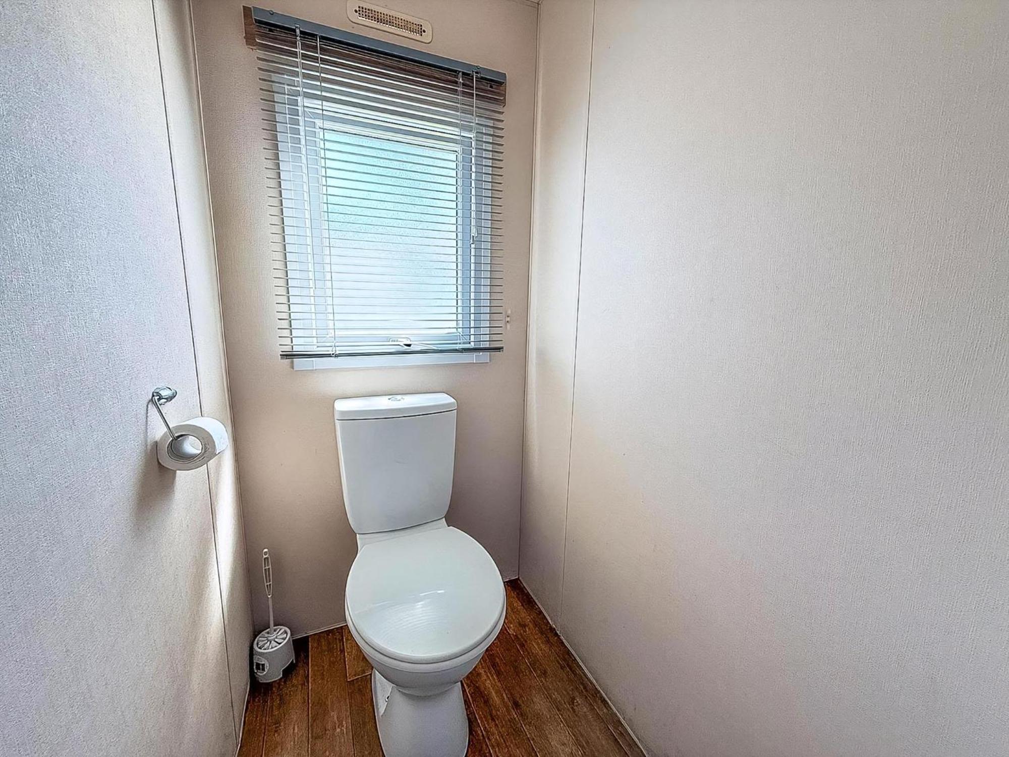 10 Berth Caravan For Hire At Seawick Holiday Park In Essex Ref 27102Sw Clacton-on-Sea Exteriör bild